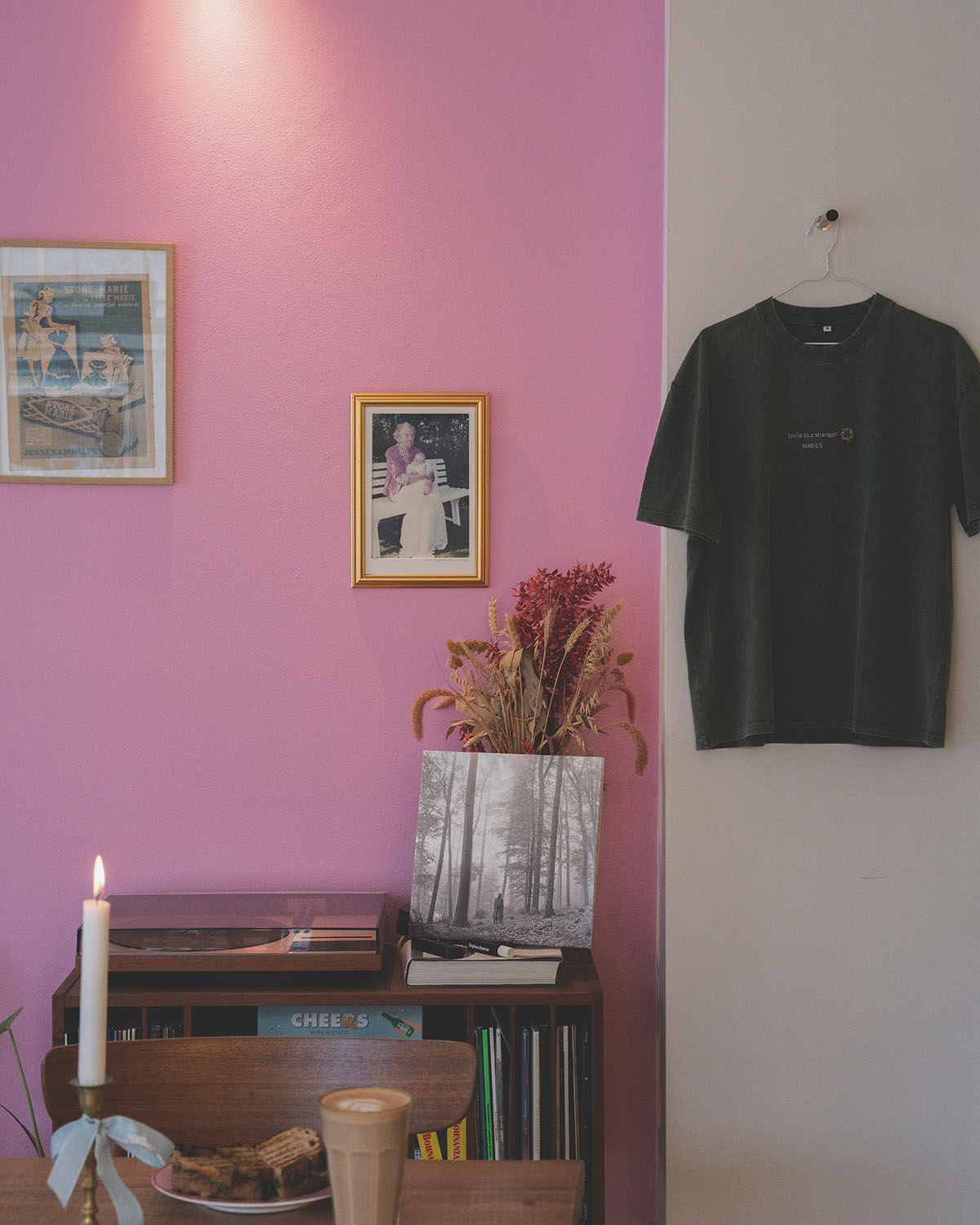 T-shirt, lyserød væg og pladeafspiller