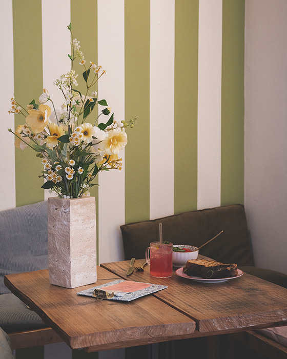 Blomster, juice og grillet sandwich
