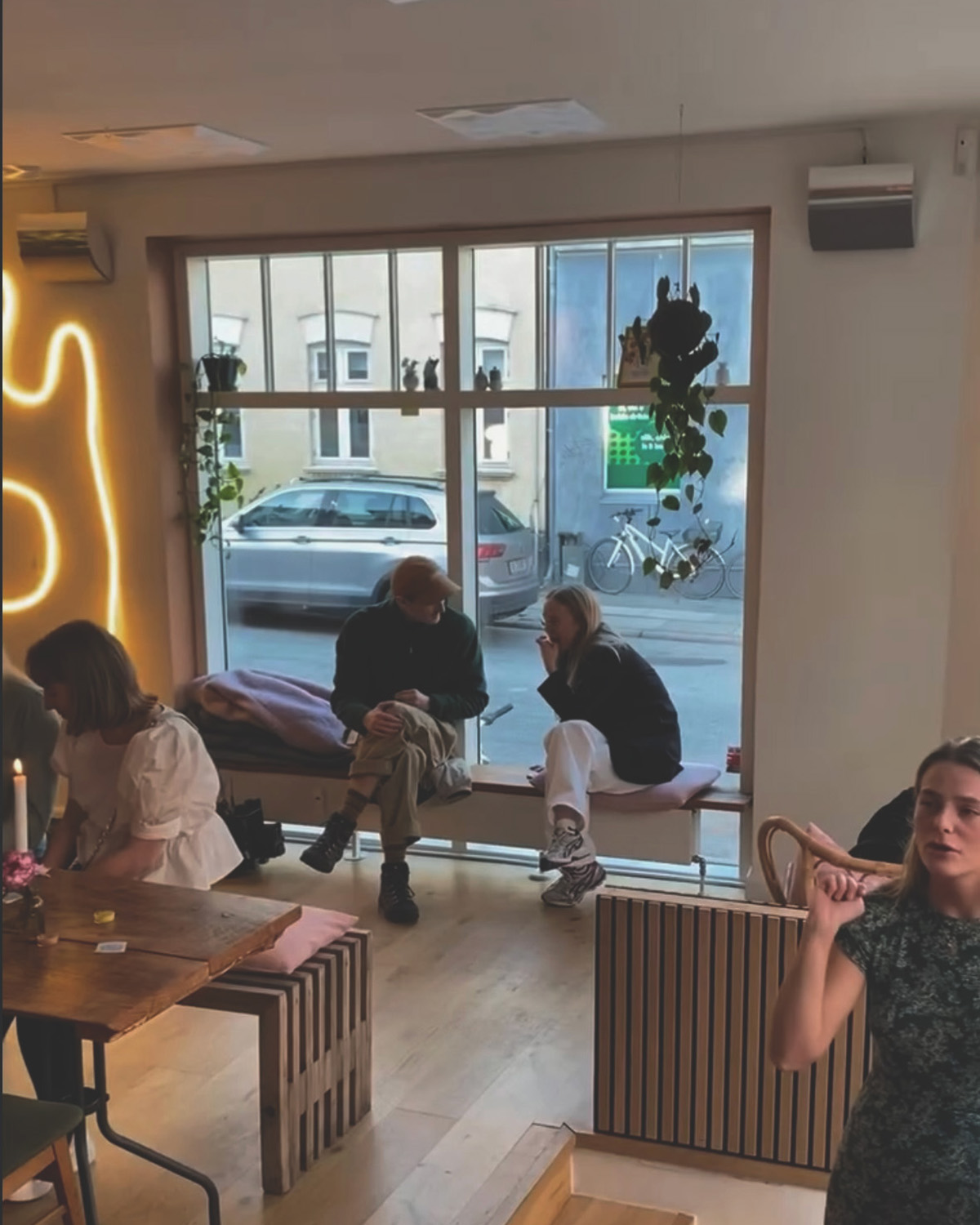 Billede af besøgende i kaffebaren